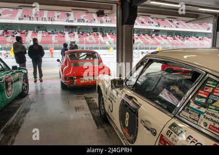 1971 Porsche 911 SWB vetture classiche nel box garage prima di correre al Masters Historic Racing 2022 al circuito di Catalogna, Barcellona, Spagna Foto Stock