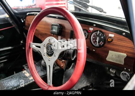 Interno del 1971 Lotus Elan preparato per 2022 Masters Historic Racing al circuito di Catalogna, Barcellona, Spagna Foto Stock