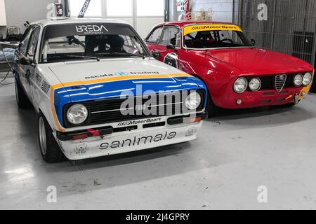 1976 Ford Escort RS 2000 e 1971 Alfa Romeo GTA nel box garage al 2022 Masters Historic Racing al circuito di Catalogna, Barcellona, Spagna Foto Stock