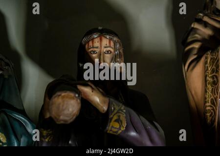 Si vede una figura di Gesù che porta la croce durante la preparazione alla Messa del Sacramento eucaristico durante le celebrazioni della settimana Santa in Colombia a Villavicencio, Colombia, il 13 aprile 2022. Foto di: Mario Toro Quintero/Long Visual Press Foto Stock