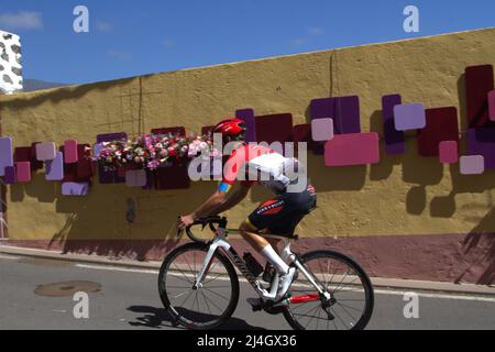 Spagna. 14th Apr 2022. Installazioni di fiori e murales sono posti a Guia de Isora, Spagna il 14 aprile 2022 lungo il percorso del Processional per la settimana Santa. (Foto di Mercedes Menendez/Pacific Press/Sipa USA) Credit: Sipa USA/Alamy Live News Foto Stock