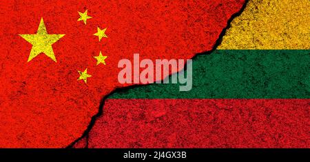 Cina e Lituania. Allarmi sfondo. Concetto di politica, economia, cultura e conflitti, guerra. Amicizia e cooperazione. Dipinto su parete di cemento Foto Stock