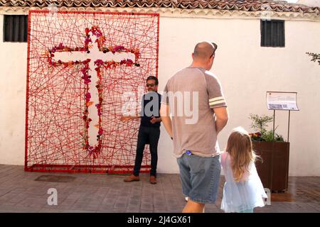 Spagna. 14th Apr 2022. Installazioni di fiori e murales sono posti a Guia de Isora, Spagna il 14 aprile 2022 lungo il percorso del Processional per la settimana Santa. (Foto di Mercedes Menendez/Pacific Press/Sipa USA) Credit: Sipa USA/Alamy Live News Foto Stock