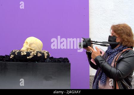 Spagna. 14th Apr 2022. Installazioni di fiori e murales sono posti a Guia de Isora, Spagna il 14 aprile 2022 lungo il percorso del Processional per la settimana Santa. (Foto di Mercedes Menendez/Pacific Press/Sipa USA) Credit: Sipa USA/Alamy Live News Foto Stock