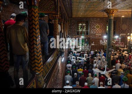 I musulmani offrono le preghiere del venerdì all'interno di un santuario durante il Ramadan. Il Ramadan, il mese più sacro dell'Islam, è un periodo di intensa preghiera, digiuno dall'alba al tramonto e feste notturne. Foto Stock