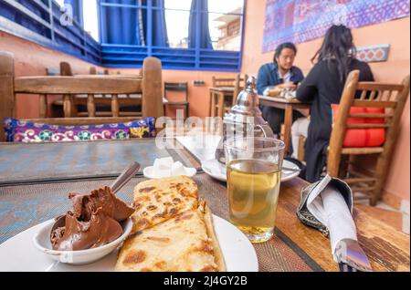 Tè alla menta e crepe in Henna Art Cafe, Marrakech, Marocco Foto Stock