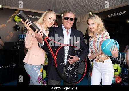 Il Principe Carlo di Borbone-due Sicilie pone con il suo pugnale la Principessa Maria Chiara di Borbone-due Sicilie e la Principessa Maria Carolina di Borbone-due Sicilie al Monaco Rolex Masters di Monte Carlo, il 14 aprile 2022. Foto di David Niviere/ABACAPRESS.COM Foto Stock