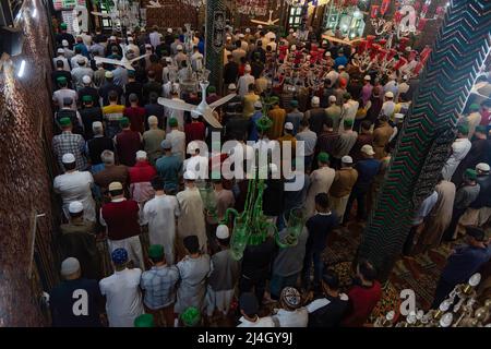 Srinagar, India. 15th Apr 2022. I musulmani offrono le preghiere del venerdì all'interno di un santuario durante il Ramadan. Il Ramadan, il mese più sacro dell'Islam, è un periodo di intensa preghiera, digiuno dall'alba al tramonto e feste notturne. (Credit Image: © Idrees Abbas/SOPA Images via ZUMA Press Wire) Credit: ZUMA Press, Inc./Alamy Live News Foto Stock