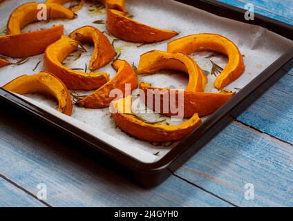 sfondo zucca arrosto hokkaido sulla teglia Foto Stock