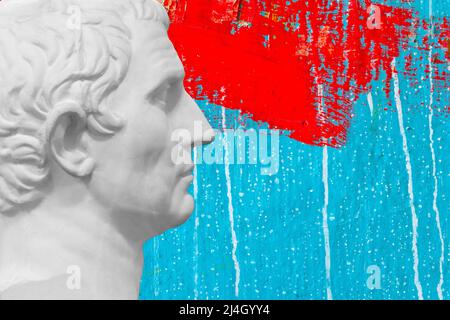 statua in gesso bianco contro un muro con vernice rossa e blu. Foto di alta qualità Foto Stock