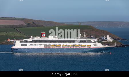 Churchbay, Crosshaven, Cork, Irlanda. 15th aprile 2022. La nave da crociera Borealis parte da Cobh e passa accanto al faro di Roches Point a Churchbay, Crosshaven, Co. Cork, Irlanda. - Credit; David Creedon / Alamy Live News Foto Stock