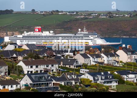 Churchbay, Crosshaven, Cork, Irlanda. 15th aprile 2022. La nave da crociera Borealis parte da Cobh e passa accanto alle case con vista mare a Churchbay, Crosshaven, Co. Cork, Irlanda. - Credit; David Creedon / Alamy Live News Foto Stock