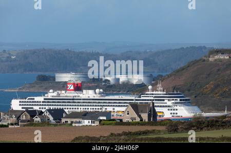 Churchbay, Crosshaven, Cork, Irlanda. 15th aprile 2022. La nave da crociera Borealis parte da Cobh e passa accanto alle case con vista mare a Graball Bay, Crosshaven, Co. Cork, Irlanda. - Credit; David Creedon / Alamy Live News Foto Stock