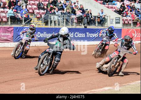 MANCHESTER, REGNO UNITO. APRILE 15th Dan Gilkes (bianco) guida Jack Smith (rosso) Henry Atkins (giallo) e Harry McGurk (blu) durante la partita della National Development League tra Belle Vue Colts e Plymouth Centurions al National Speedway Stadium di Manchester venerdì 15th aprile 2022. (Credit: Ian Charles | MI News) Credit: MI News & Sport /Alamy Live News Foto Stock