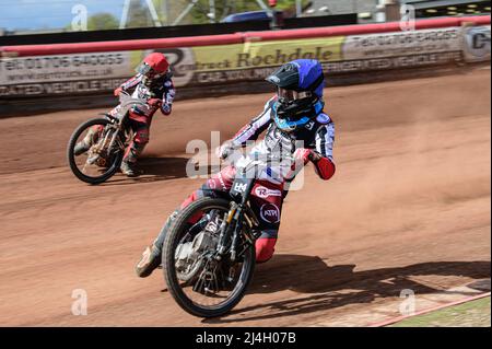 MANCHESTER, REGNO UNITO. APRILE 15th Harry McGurk (Blue) all'interno del compagno di squadra Jack Smith (Red) durante la partita della National Development League tra Belle Vue Colts e Plymouth Centurions al National Speedway Stadium di Manchester venerdì 15th aprile 2022. (Credit: Ian Charles | MI News) Credit: MI News & Sport /Alamy Live News Foto Stock