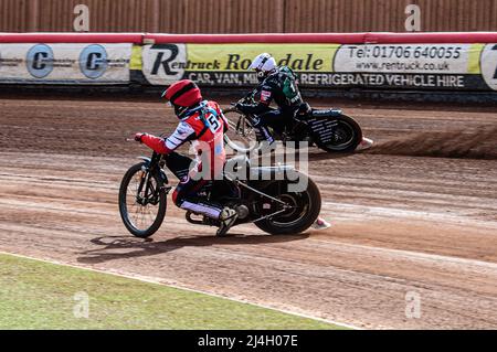 MANCHESTER, REGNO UNITO. APRILE 15th Henry Atkins (rosso) all'interno di Dan Gilkes (bianco) durante la partita della National Development League tra Belle Vue Colts e Plymouth Centurions al National Speedway Stadium di Manchester venerdì 15th aprile 2022. (Credit: Ian Charles | MI News) Credit: MI News & Sport /Alamy Live News Foto Stock