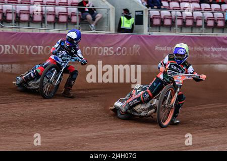 MANCHESTER, REGNO UNITO. APRILE 15th ben Trigger (giallo) all'interno di Freddy Hodder (blu) durante la partita della National Development League tra Belle Vue Colts e Plymouth Centurions al National Speedway Stadium di Manchester venerdì 15th aprile 2022. (Credit: Ian Charles | MI News) Credit: MI News & Sport /Alamy Live News Foto Stock