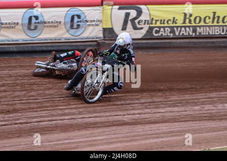 MANCHESTER, REGNO UNITO. APRILE 15th Jack Smith scivola nel calore di apertura dietro Dan Gilkes durante la partita della National Development League tra Belle Vue Colts e Plymouth Centurions al National Speedway Stadium di Manchester venerdì 15th aprile 2022. Credit: Ian Charles | MI News) Credit: MI News & Sport /Alamy Live News Foto Stock