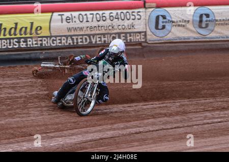 MANCHESTER, REGNO UNITO. APRILE 15th Jack Smith scivola nel calore di apertura dietro Dan Gilkes durante la partita della National Development League tra Belle Vue Colts e Plymouth Centurions al National Speedway Stadium di Manchester venerdì 15th aprile 2022. Credit: Ian Charles | MI News) Credit: MI News & Sport /Alamy Live News Foto Stock