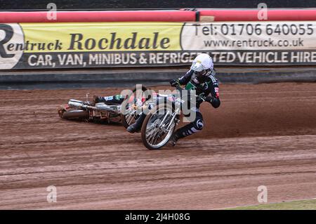 MANCHESTER, REGNO UNITO. APRILE 15th Jack Smith scivola nel calore di apertura dietro Dan Gilkes durante la partita della National Development League tra Belle Vue Colts e Plymouth Centurions al National Speedway Stadium di Manchester venerdì 15th aprile 2022. Credit: Ian Charles | MI News) Credit: MI News & Sport /Alamy Live News Foto Stock