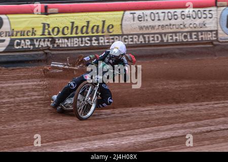 MANCHESTER, REGNO UNITO. APRILE 15th Jack Smith scivola nel calore di apertura dietro Dan Gilkes durante la partita della National Development League tra Belle Vue Colts e Plymouth Centurions al National Speedway Stadium di Manchester venerdì 15th aprile 2022. Credit: Ian Charles | MI News) Credit: MI News & Sport /Alamy Live News Foto Stock