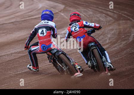 MANCHESTER, REGNO UNITO. APRILE 15th Sam McGurk (Red) supera il compagno di squadra Connor Coles (Blue) durante la partita della National Development League tra Belle Vue Colts e Plymouth Centurions al National Speedway Stadium di Manchester venerdì 15th aprile 2022. (Credit: Ian Charles | MI News) Credit: MI News & Sport /Alamy Live News Foto Stock