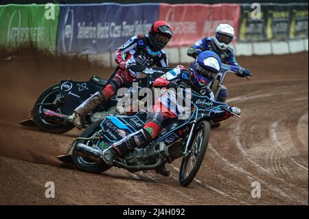 MANCHESTER, REGNO UNITO. APRILE 15th Freddy Hodder (Blue) guida Harry McGurk (Red) e Jody Scott (White) durante la partita della National Development League tra Belle Vue Colts e Plymouth Centurions al National Speedway Stadium di Manchester venerdì 15th aprile 2022. (Credit: Ian Charles | MI News) Credit: MI News & Sport /Alamy Live News Foto Stock