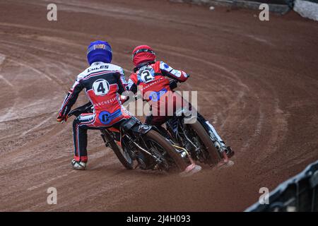 MANCHESTER, REGNO UNITO. APRILE 15th Sam McGurk (Red) supera il compagno di squadra Connor Coles (Blue) durante la partita della National Development League tra Belle Vue Colts e Plymouth Centurions al National Speedway Stadium di Manchester venerdì 15th aprile 2022. (Credit: Ian Charles | MI News) Credit: MI News & Sport /Alamy Live News Foto Stock