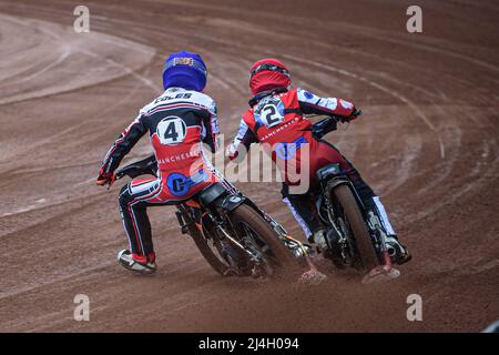 MANCHESTER, REGNO UNITO. APRILE 15th Sam McGurk (Red) supera il compagno di squadra Connor Coles (Blue) durante la partita della National Development League tra Belle Vue Colts e Plymouth Centurions al National Speedway Stadium di Manchester venerdì 15th aprile 2022. (Credit: Ian Charles | MI News) Credit: MI News & Sport /Alamy Live News Foto Stock