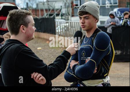 MANCHESTER, REGNO UNITO. APR 15th Freddy Hodder è intervistato dal giornalista Lee Wild durante la partita della National Development League tra Belle Vue Colts e Plymouth Centurions al National Speedway Stadium di Manchester venerdì 15th aprile 2022. (Credit: Ian Charles | MI News) Credit: MI News & Sport /Alamy Live News Foto Stock