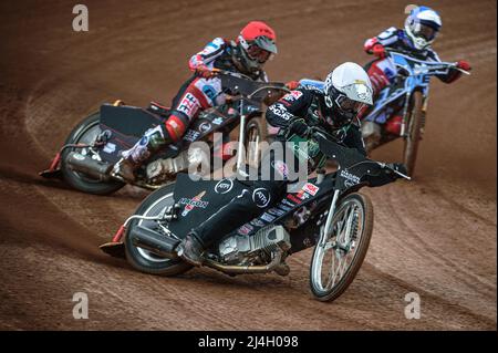 MANCHESTER, REGNO UNITO. APRILE 15th Dan Gilkes (bianco) guida Jack Smith (rosso) e Sam McGurk (blu) durante la partita della National Development League tra Belle Vue Colts e Plymouth Centurions al National Speedway Stadium di Manchester venerdì 15th aprile 2022. (Credit: Ian Charles | MI News) Credit: MI News & Sport /Alamy Live News Foto Stock