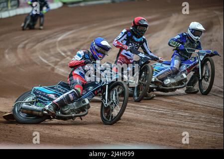 MANCHESTER, REGNO UNITO. APRILE 15th Freddy Hodder (blu) al di fuori di Harry McGurk (rosso) e Jody Scott (bianco) durante la partita della National Development League tra Belle Vue Colts e Plymouth Centurions al National Speedway Stadium di Manchester venerdì 15th aprile 2022. (Credit: Ian Charles | MI News) Credit: MI News & Sport /Alamy Live News Foto Stock