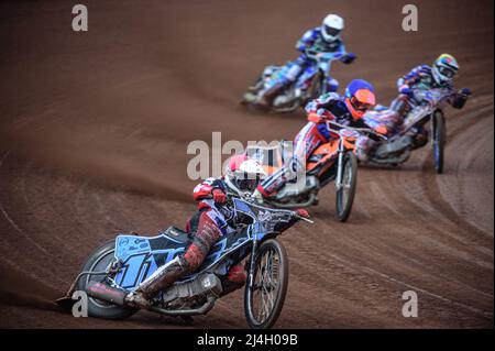 MANCHESTER, REGNO UNITO. APRILE 15th Sam McGurk (rosso) guida Connor Coles (blu) Henry Atkins (giallo) e Jody Scott (bianco) durante la partita della National Development League tra Belle Vue Colts e Plymouth Centurions al National Speedway Stadium di Manchester venerdì 15th aprile 2022. (Credit: Ian Charles | MI News) Credit: MI News & Sport /Alamy Live News Foto Stock