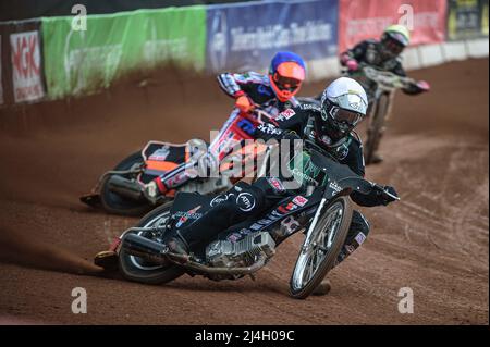 MANCHESTER, REGNO UNITO. APRILE 15th Dan Gilkes (Bianco) guida Connor Coles (Blu) e Connor King (giallo) durante la partita della National Development League tra Belle Vue Colts e Plymouth Centurions al National Speedway Stadium di Manchester venerdì 15th aprile 2022. (Credit: Ian Charles | MI News) Credit: MI News & Sport /Alamy Live News Foto Stock