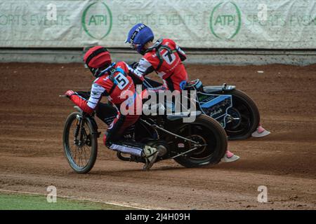 MANCHESTER, REGNO UNITO. APRILE 15th Harry McGurk (rosso) e Freddy Hodder (blu) sulla loro strada per un massimo di punti Heat WIN per i Colts durante la partita della National Development League tra Belle Vue Colts e Plymouth Centurions al National Speedway Stadium di Manchester venerdì 15th aprile 2022. (Credit: Ian Charles | MI News) Credit: MI News & Sport /Alamy Live News Foto Stock