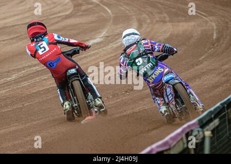 MANCHESTER, REGNO UNITO. APRILE 15th Harry McGurk (rosso) passa Henry Atkins (bianco) all'interno durante la partita della National Development League tra Belle Vue Colts e Plymouth Centurions al National Speedway Stadium di Manchester venerdì 15th aprile 2022. (Credit: Ian Charles | MI News) Credit: MI News & Sport /Alamy Live News Foto Stock