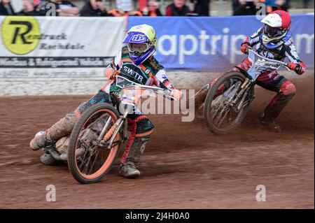 MANCHESTER, REGNO UNITO. APRILE 15th ben Trigger (giallo) guida Sam McGurk (rosso) durante la partita della National Development League tra Belle Vue Colts e Plymouth Centurions al National Speedway Stadium di Manchester venerdì 15th aprile 2022. (Credit: Ian Charles | MI News) Credit: MI News & Sport /Alamy Live News Foto Stock