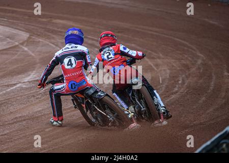 MANCHESTER, REGNO UNITO. APRILE 15th Sam McGurk (Red) supera il compagno di squadra Connor Coles (Blue) durante la partita della National Development League tra Belle Vue Colts e Plymouth Centurions al National Speedway Stadium di Manchester venerdì 15th aprile 2022. (Credit: Ian Charles | MI News) Credit: MI News & Sport /Alamy Live News Foto Stock