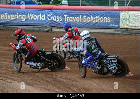 MANCHESTER, REGNO UNITO. APRILE 15th Jody Scott (Bianco) insegue Harry McGurk (Rosso) e Freddy Hodder (Blu) durante la partita della National Development League tra Belle Vue Colts e Plymouth Centurions al National Speedway Stadium di Manchester venerdì 15th aprile 2022. (Credit: Ian Charles | MI News) Credit: MI News & Sport /Alamy Live News Foto Stock