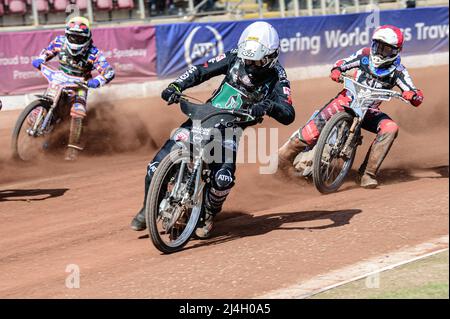 MANCHESTER, REGNO UNITO. APRILE 15th Dan Gilkes (Bianco) guida Sam McGurk (Rosso) e Henry Atkins (giallo) durante la partita della National Development League tra Belle Vue Colts e Plymouth Centurions al National Speedway Stadium di Manchester venerdì 15th aprile 2022. (Credit: Ian Charles | MI News) Credit: MI News & Sport /Alamy Live News Foto Stock