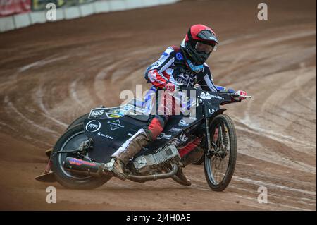 MANCHESTER, REGNO UNITO. APRILE 15th Harry McGurk (rosso) davanti a Jody Scott (bianco) (parzialmente nascosto) durante la partita della National Development League tra Belle Vue Colts e Plymouth Centurions al National Speedway Stadium di Manchester venerdì 15th aprile 2022. (Credit: Ian Charles | MI News) Credit: MI News & Sport /Alamy Live News Foto Stock