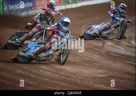 MANCHESTER, REGNO UNITO. APRILE 15th Sam McGurk (Blu) guida Jack Smith (Rosso) Henry Atkins (Bianco) e ben Trigger (giallo) durante la partita della National Development League tra Belle Vue Colts e Plymouth Centurions al National Speedway Stadium di Manchester venerdì 15th aprile 2022. (Credit: Ian Charles | MI News) Credit: MI News & Sport /Alamy Live News Foto Stock