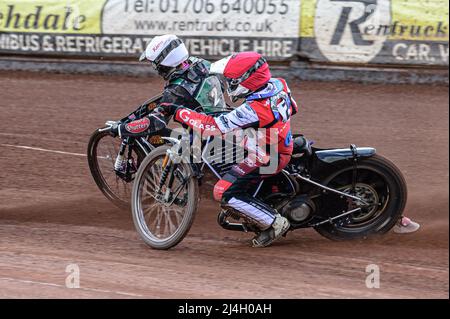 MANCHESTER, REGNO UNITO. APRILE 15th Connor King (Bianco) al di fuori di Sam McGurk (Rosso) durante la partita della National Development League tra Belle Vue Colts e Plymouth Centurions al National Speedway Stadium di Manchester venerdì 15th aprile 2022. (Credit: Ian Charles | MI News) Credit: MI News & Sport /Alamy Live News Foto Stock