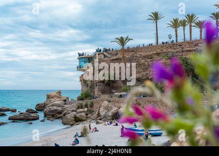 Bella 'Balcon de Europa' situato nel centro storico di Nerja. E' un balcone sul Mar Mediterraneo, sotto di esso si trova un ristorante. Foto Stock