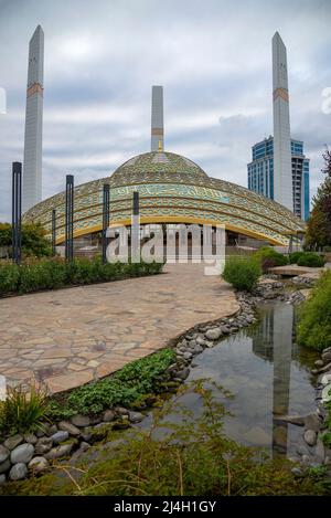 ARGUN, RUSSIA - 28 SETTEMBRE 2021: Guarda da vicino la moschea del cuore della Madre. Argun, Repubblica cecena Foto Stock