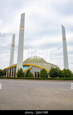 ARGUN, RUSSIA - 28 SETTEMBRE 2021: Primo piano della moschea del cuore della madre, giorno nuvoloso. Argun, Repubblica cecena Foto Stock