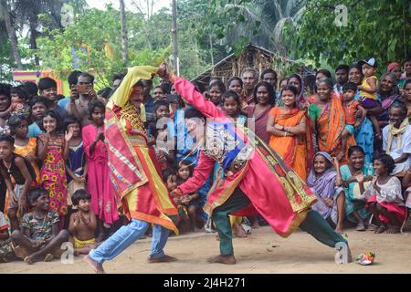 I cosplayer si esibiscono durante il festival Gajan di Hooghly. Gajan è un festival indù celebrato principalmente nel Bengala occidentale così come nella parte meridionale del Bangladesh durante la fine del mese di ìChaitraî del calendario bengalese seguito da un altro festival chiamato ìCharakî. Questo festival è principalmente adorare Hindu Lord Shiva e Parvati prima dell'inizio della stagione di raccolta. Gajan è in realtà collegato alle persone che sono collegate alla comunità agricola, direttamente o indirettamente. La gente festeggia eseguendo rituali come la pittura facciale e la coscraving. I devoti si vestono come Ciao Foto Stock