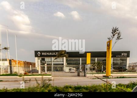 Concessionario Renault, Sarl Tabet Derraz Freres, edificio esterno giallo color Brandmark pannello con logo in caratteri arabi. Spazio bloccato e vuoto. Foto Stock