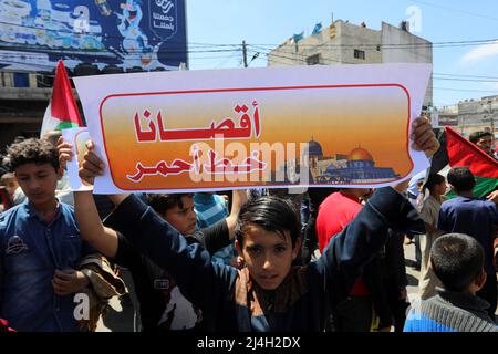 Khan Yunis, Gaza. 15th Apr 2022. I palestinesi protestano durante il raduno dopo le preghiere di venerdì a Khan Yunis nella striscia meridionale di Gaza, per esprimere il sostegno alla moschea al-Aqsa venerdì 15 aprile 2022. Più di 100 persone sono state ferite in nuove violenze, che sono venute dopo tre settimane di violenza mortale in Israele e nella Cisgiordania occupata, e come la festa ebraica di Pasqua e Pasqua cristiana si sovrappongono al mese santo musulmano del Ramadan. Foto di Ismael Mohamad/UPI Credit: UPI/Alamy Live News Foto Stock