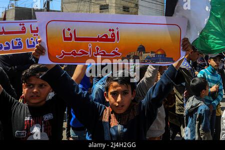 Khan Yunis, Gaza. 15th Apr 2022. I palestinesi protestano durante il raduno dopo le preghiere di venerdì a Khan Yunis nella striscia meridionale di Gaza, per esprimere il sostegno alla moschea al-Aqsa venerdì 15 aprile 2022. Più di 100 persone sono state ferite in nuove violenze, che sono venute dopo tre settimane di violenza mortale in Israele e nella Cisgiordania occupata, e come la festa ebraica di Pasqua e Pasqua cristiana si sovrappongono al mese santo musulmano del Ramadan. Foto di Ismael Mohamad/UPI Credit: UPI/Alamy Live News Foto Stock